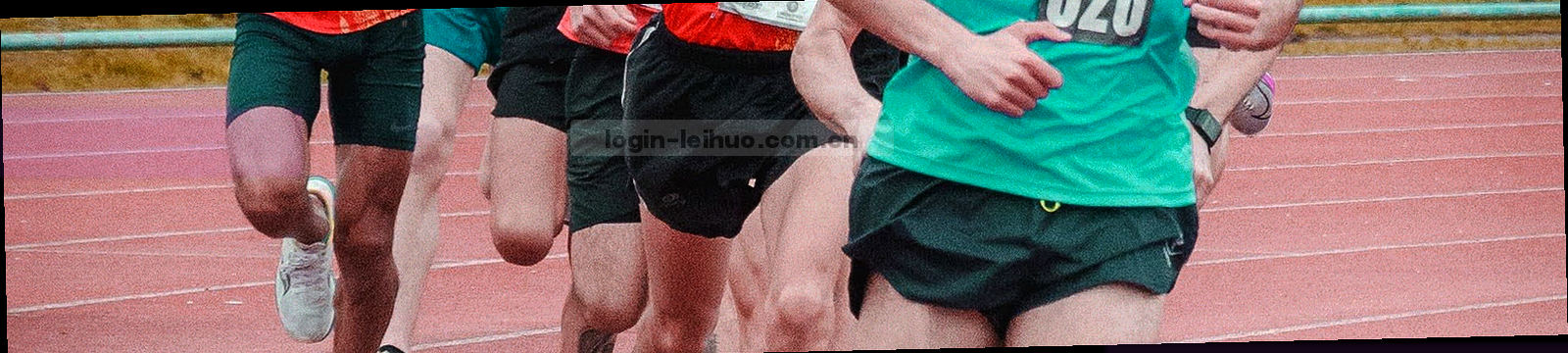 深色背景上排列的刻度线、编号与几何边框组成的抽象数据带